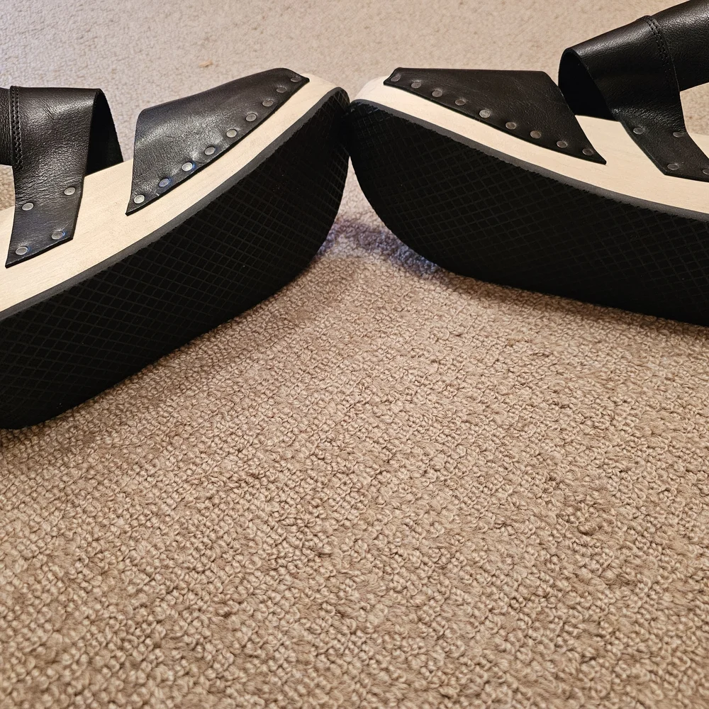 Elegant Black Leather Sandals, SIZE 39 - Picture 3 of 3